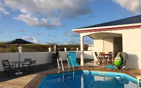 Villa de 2 chambres avec piscine privee jardin clos et wifi a Le Moule